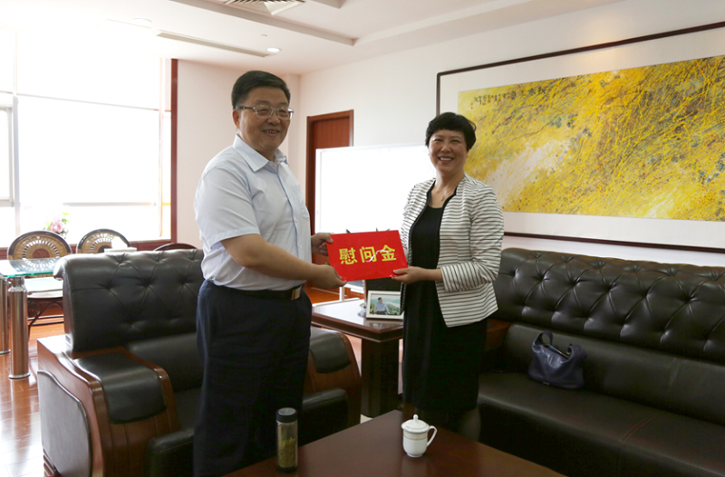 市科協主席許東方一行走訪慰問银河yh0076藥業優秀科技企業家肖偉董事長